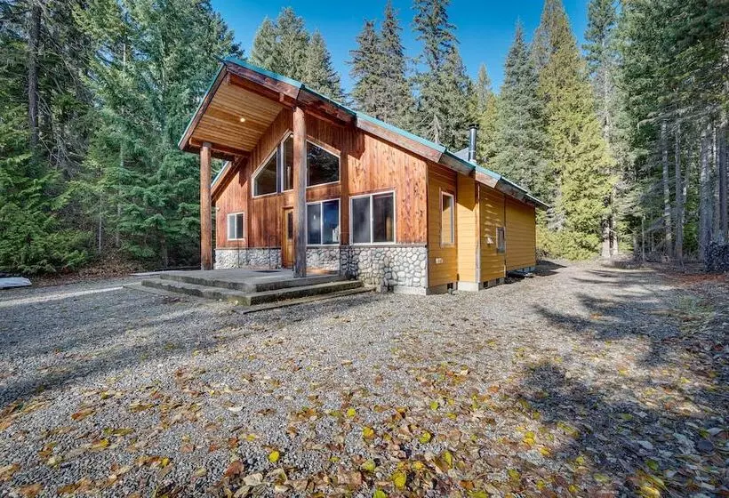 1 Mi To Lake Easton: Cabin W/ Fire Pit + Deck!