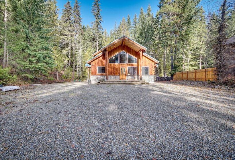 1 Mi To Lake Easton: Cabin W/ Fire Pit + Deck!