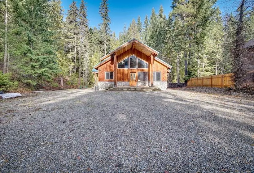 1 Mi To Lake Easton: Cabin W/ Fire Pit + Deck!