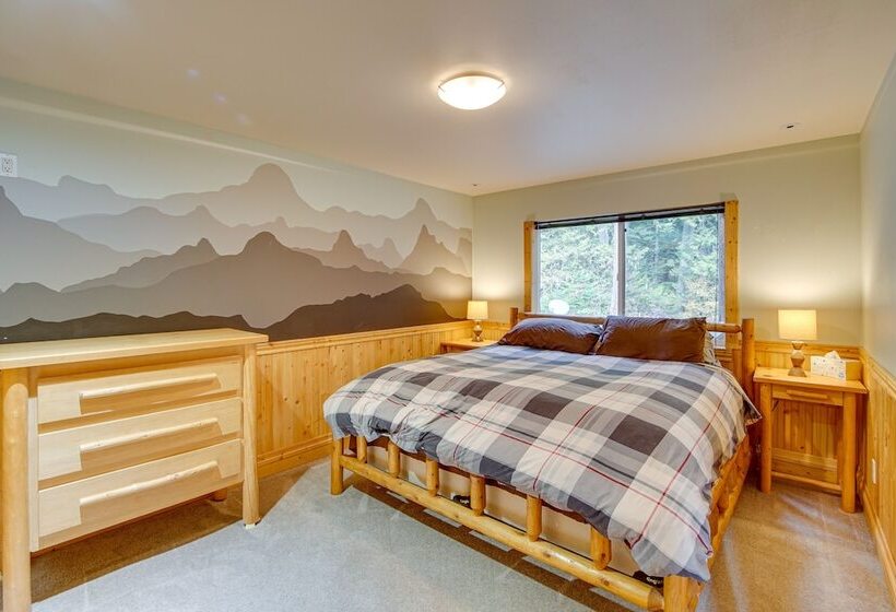 1 Mi To Lake Easton: Cabin W/ Fire Pit + Deck!