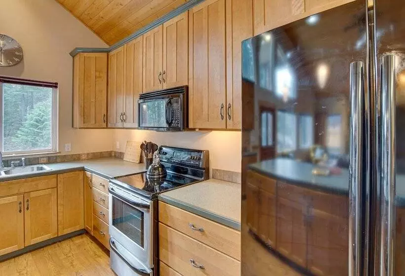 1 Mi To Lake Easton: Cabin W/ Fire Pit + Deck!