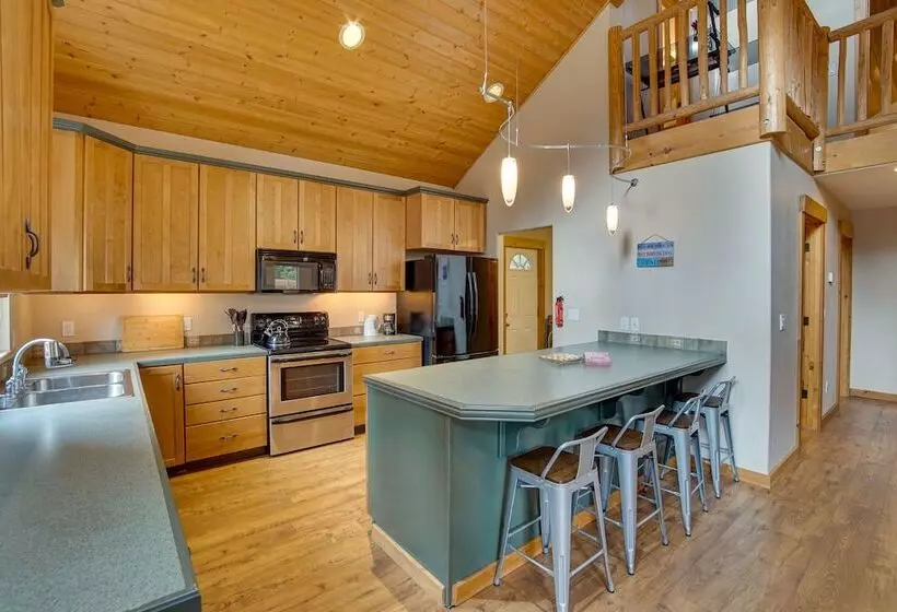 1 Mi To Lake Easton: Cabin W/ Fire Pit + Deck!