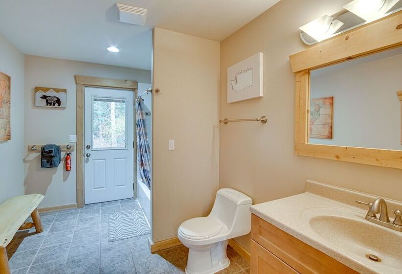 1 Mi To Lake Easton: Cabin W/ Fire Pit + Deck!