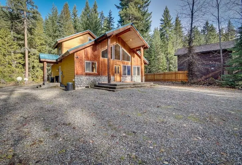 1 Mi To Lake Easton: Cabin W/ Fire Pit + Deck!
