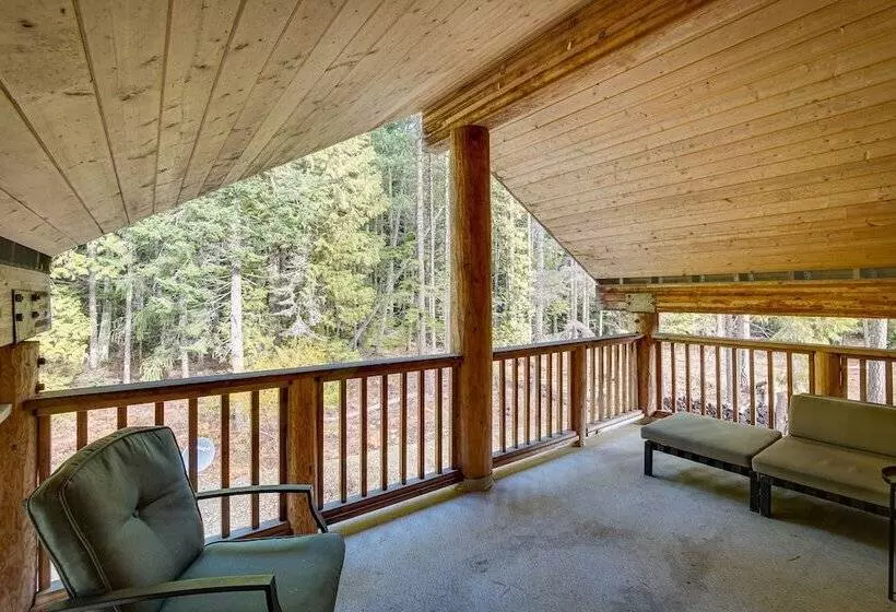 1 Mi To Lake Easton: Cabin W/ Fire Pit + Deck!