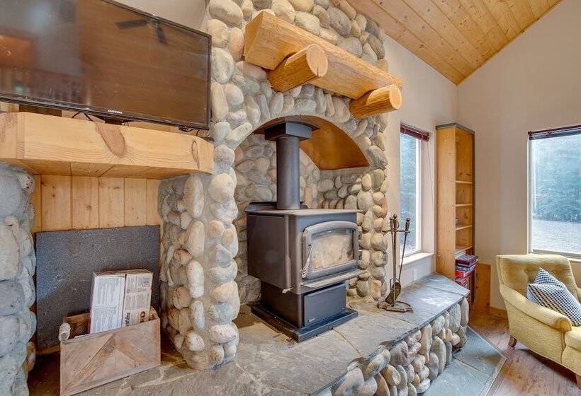 1 Mi To Lake Easton: Cabin W/ Fire Pit + Deck!