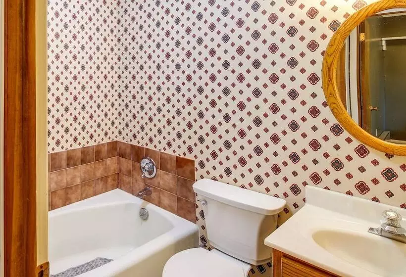 Pet Friendly Montana Abode W/ Balcony & Fireplace!