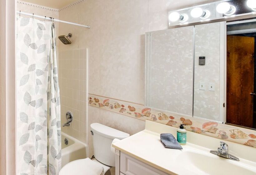 Pet Friendly Montana Abode W/ Balcony & Fireplace!