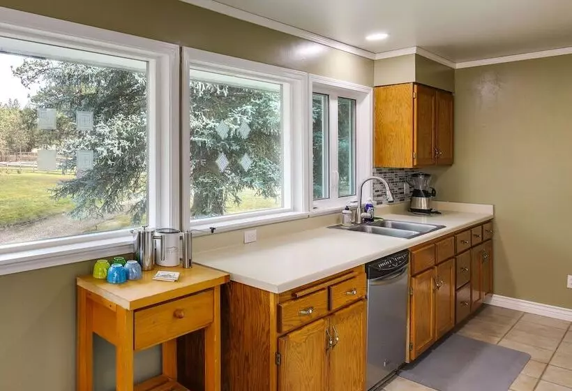 Pet Friendly Montana Abode W/ Balcony & Fireplace!