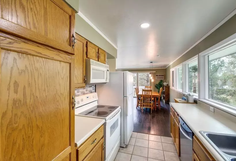 Pet Friendly Montana Abode W/ Balcony & Fireplace!