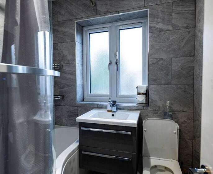 إقامة Immaculate 3 Bed Luxury House In Dagenham London