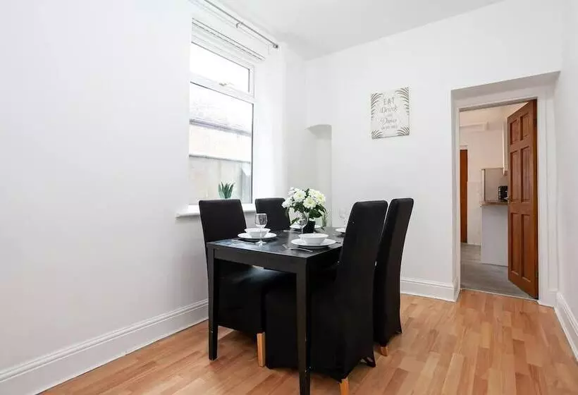 Residenssi Stay Comfortable City Centre Spacious 4 Bed House!