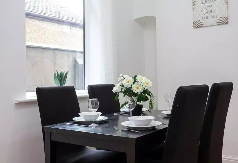 Residenssi Stay Comfortable City Centre Spacious 4 Bed House!