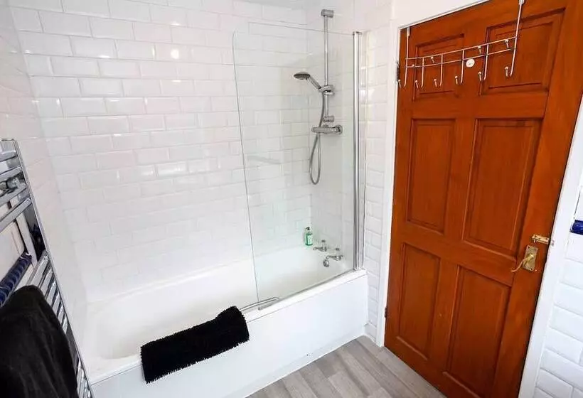 Residenssi Stay Comfortable City Centre Spacious 4 Bed House!