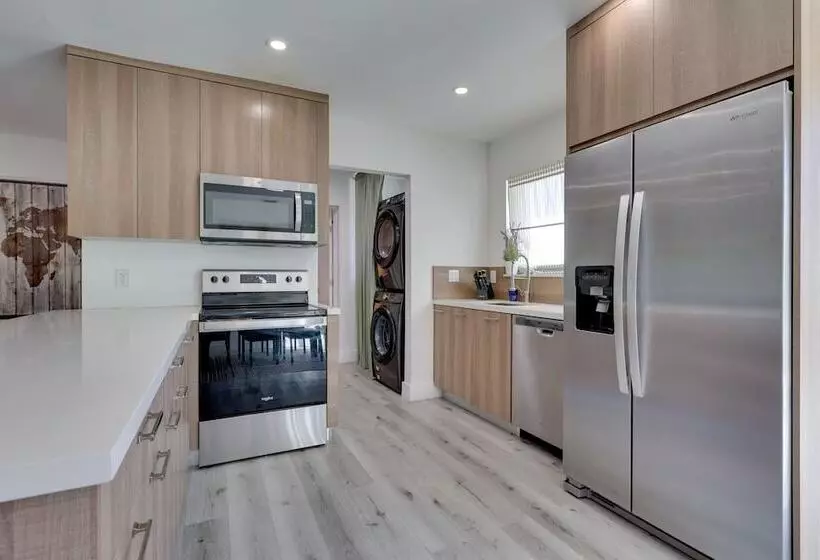 Spacious + Serene Miami Home: Walk To Metrorail!