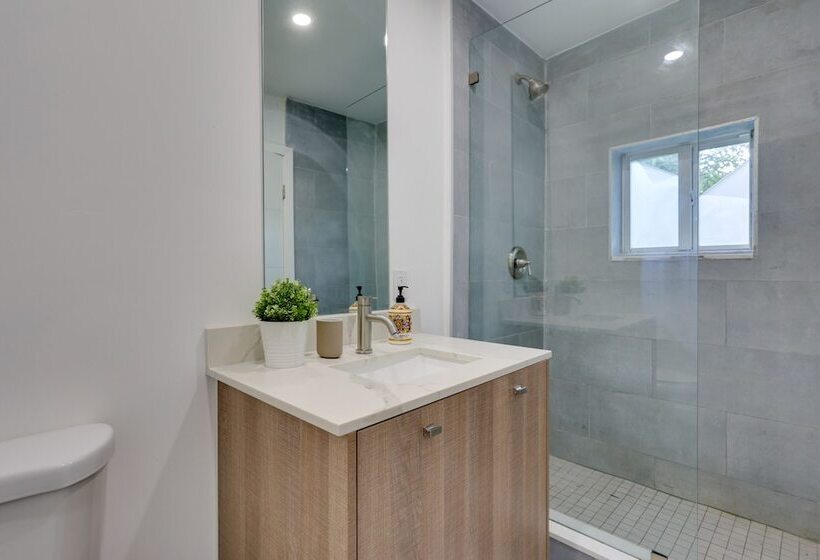 Spacious + Serene Miami Home: Walk To Metrorail!