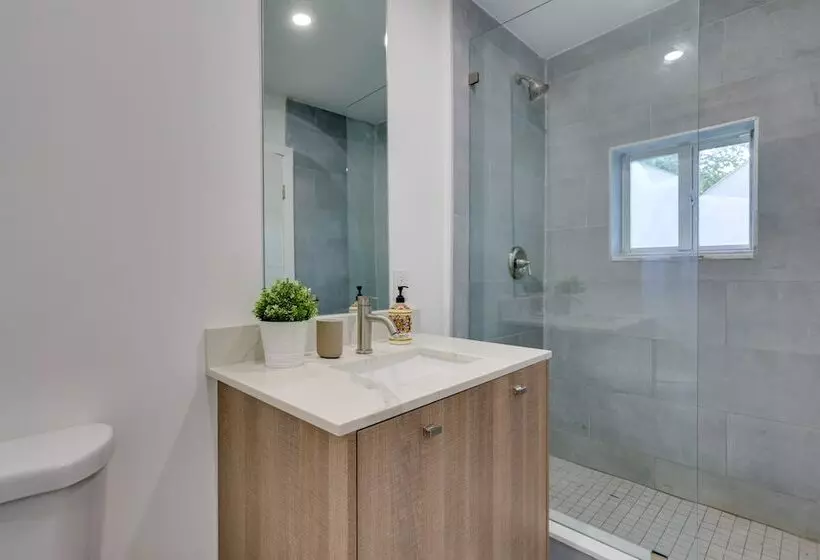 Spacious + Serene Miami Home: Walk To Metrorail!