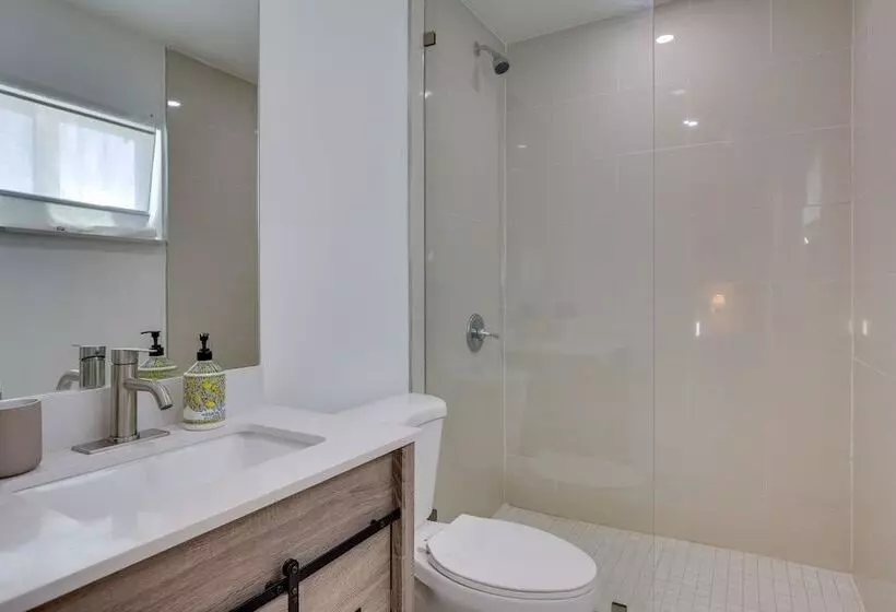 Spacious + Serene Miami Home: Walk To Metrorail!