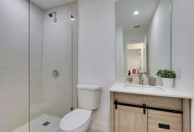 Spacious + Serene Miami Home: Walk To Metrorail!