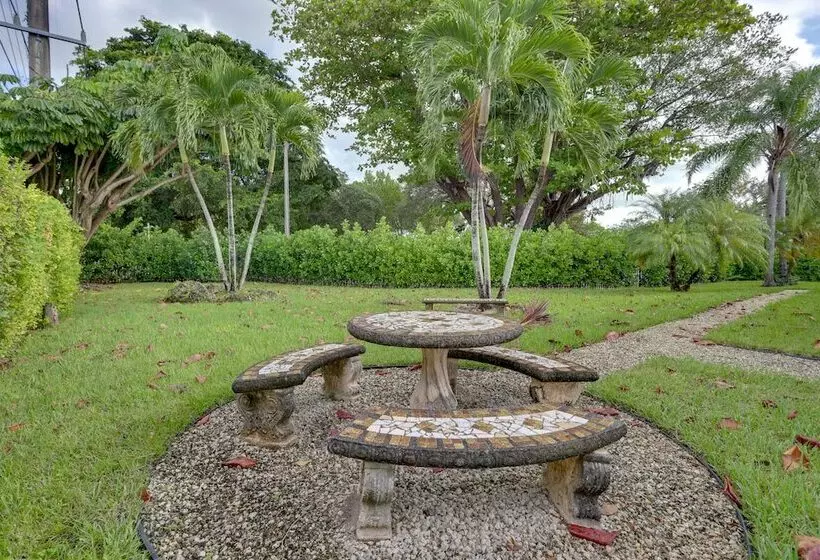 Spacious + Serene Miami Home: Walk To Metrorail!