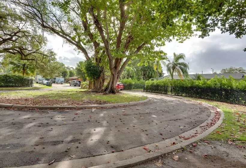 Spacious + Serene Miami Home: Walk To Metrorail!