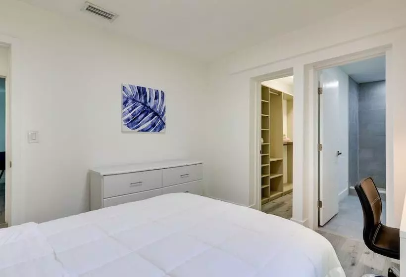 Spacious + Serene Miami Home: Walk To Metrorail!