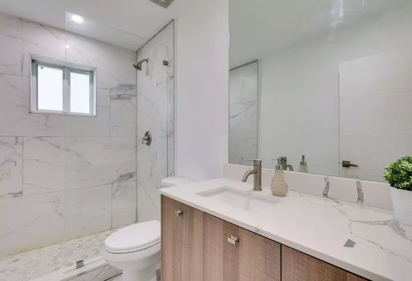 Spacious + Serene Miami Home: Walk To Metrorail!