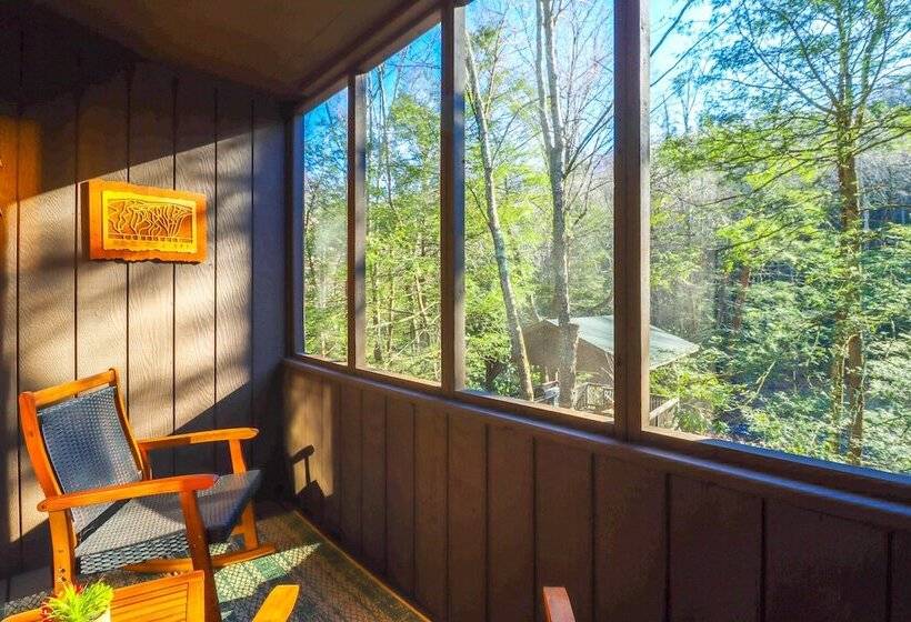 Creekside Tannersville Cabin: 2 Acres & Hot Tub!