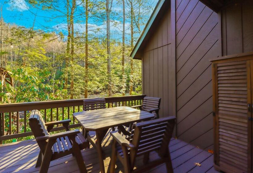 Creekside Tannersville Cabin: 2 Acres & Hot Tub!