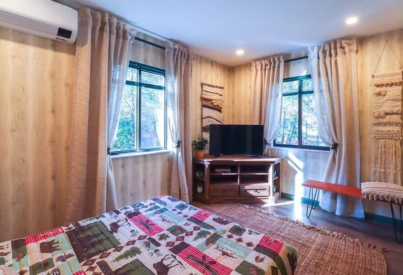 Creekside Tannersville Cabin: 2 Acres & Hot Tub!