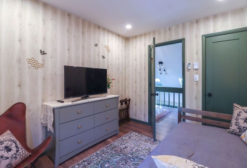 Creekside Tannersville Cabin: 2 Acres & Hot Tub!