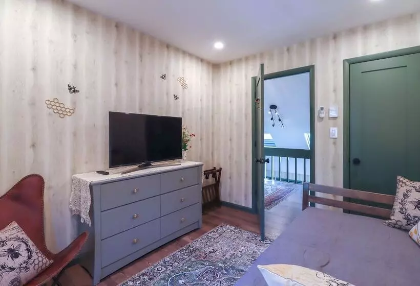 Creekside Tannersville Cabin: 2 Acres & Hot Tub!