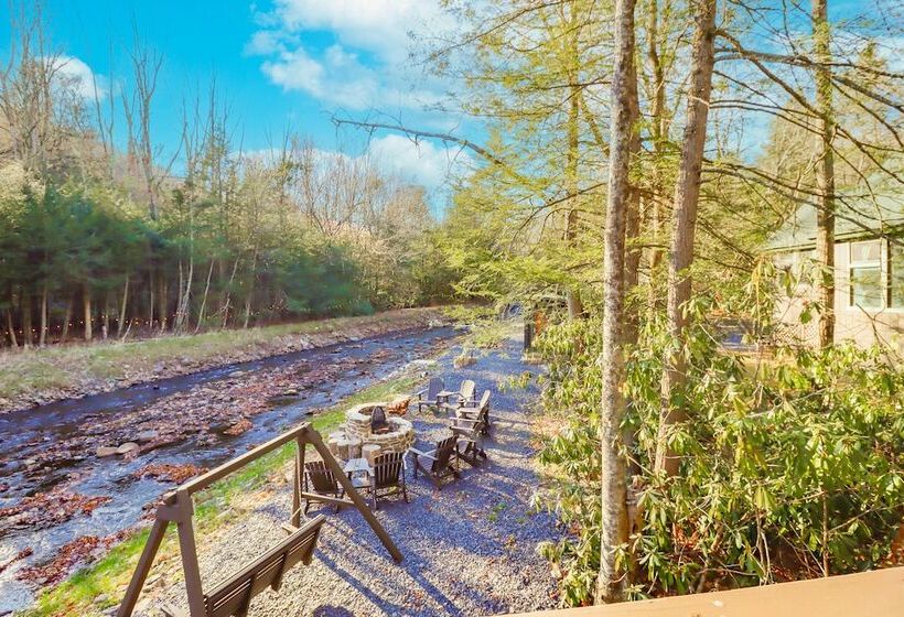 Creekside Tannersville Cabin: 2 Acres & Hot Tub!