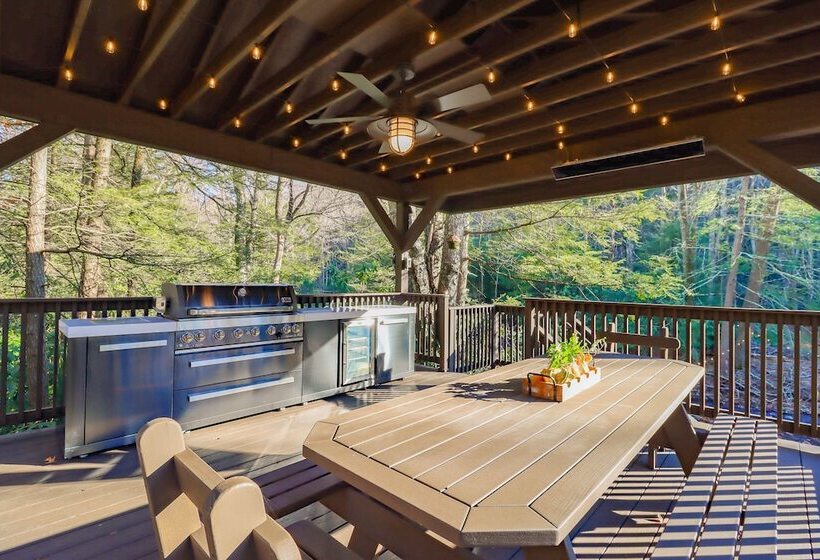 Creekside Tannersville Cabin: 2 Acres & Hot Tub!