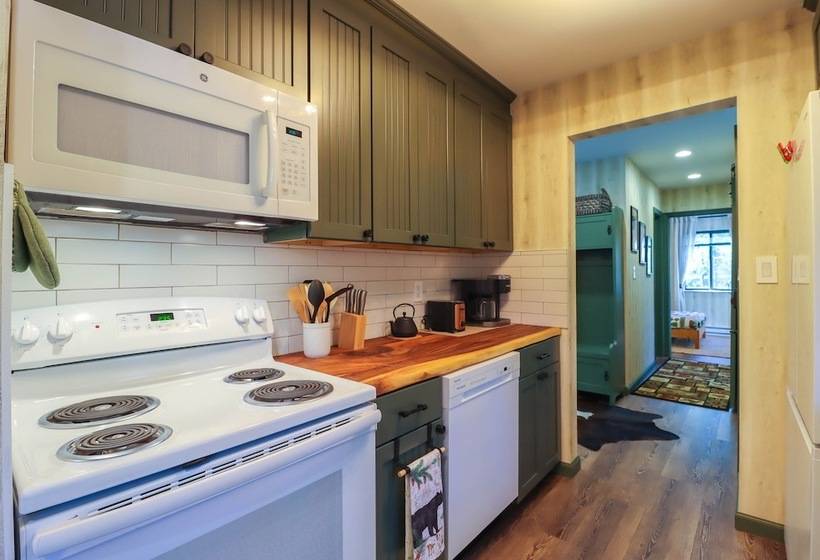 Creekside Tannersville Cabin: 2 Acres & Hot Tub!