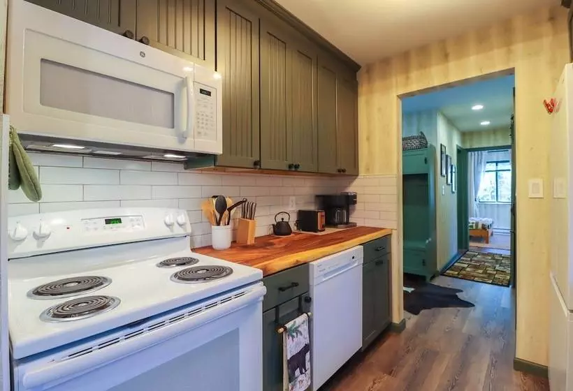 Creekside Tannersville Cabin: 2 Acres & Hot Tub!