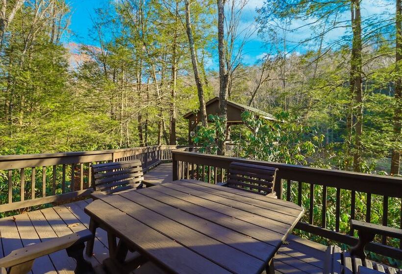 Creekside Tannersville Cabin: 2 Acres & Hot Tub!