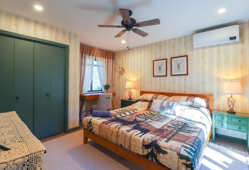 Creekside Tannersville Cabin: 2 Acres & Hot Tub!