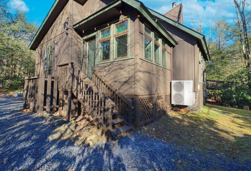 Creekside Tannersville Cabin: 2 Acres & Hot Tub!