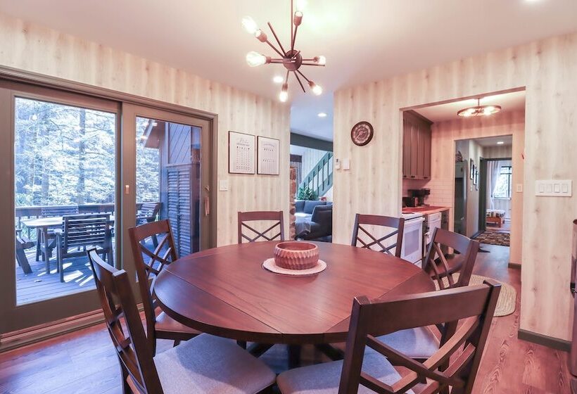 Creekside Tannersville Cabin: 2 Acres & Hot Tub!