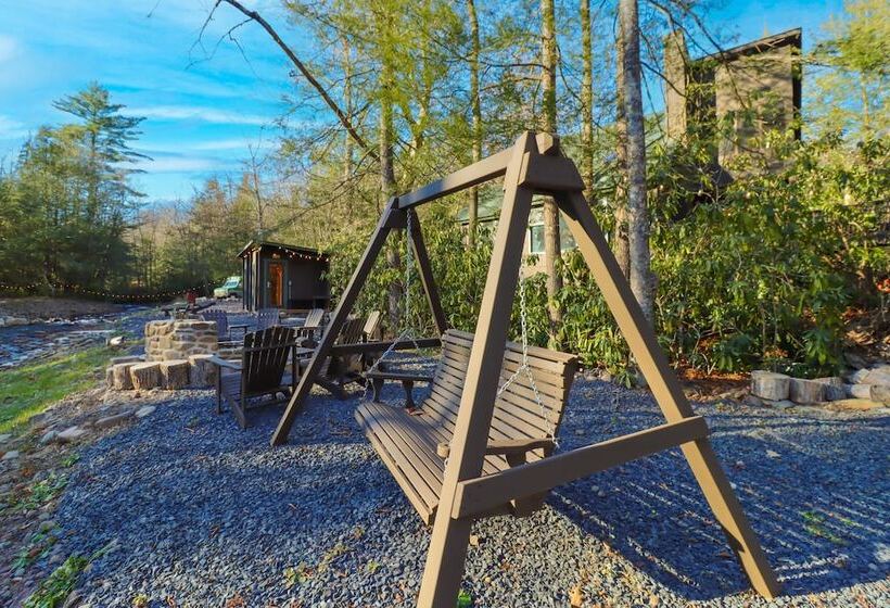 Creekside Tannersville Cabin: 2 Acres & Hot Tub!