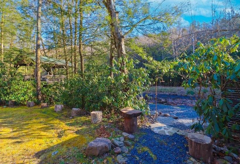 Creekside Tannersville Cabin: 2 Acres & Hot Tub!