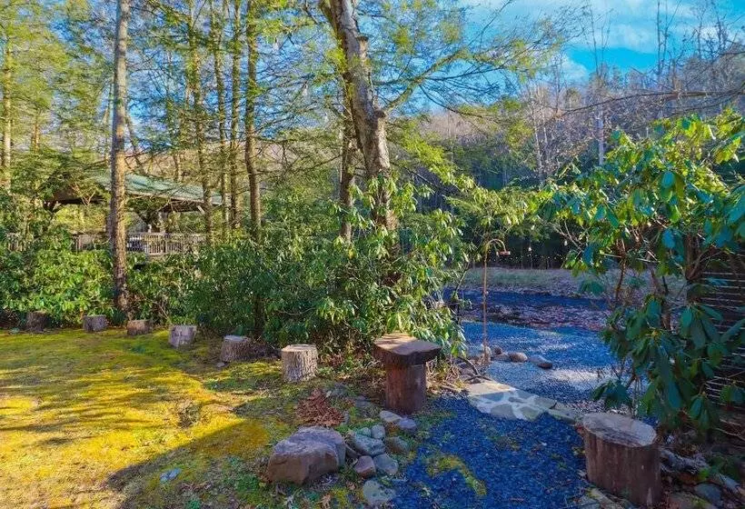 Creekside Tannersville Cabin: 2 Acres & Hot Tub!