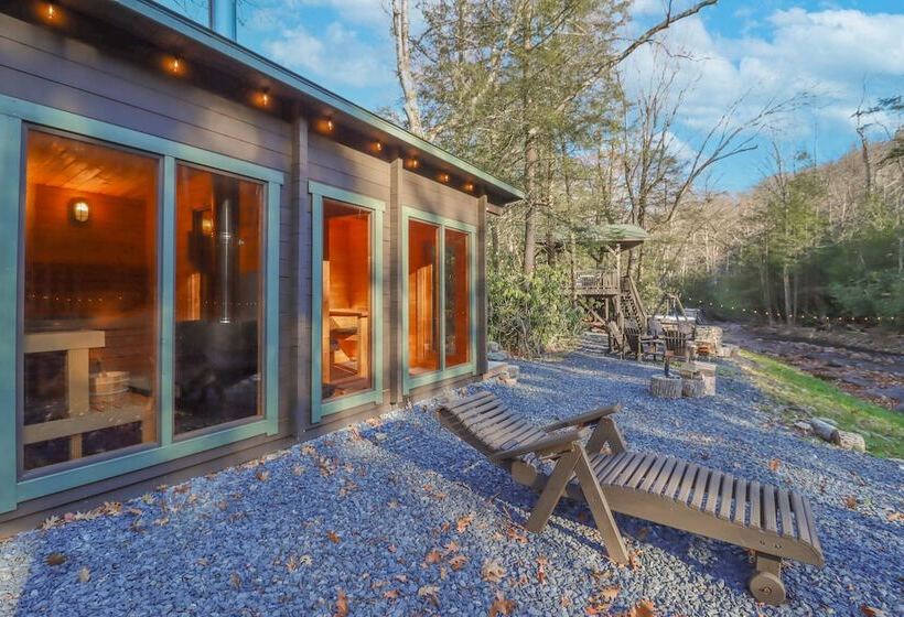 Creekside Tannersville Cabin: 2 Acres & Hot Tub!