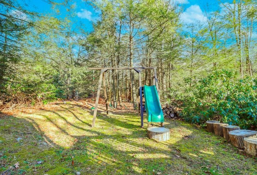 Creekside Tannersville Cabin: 2 Acres & Hot Tub!