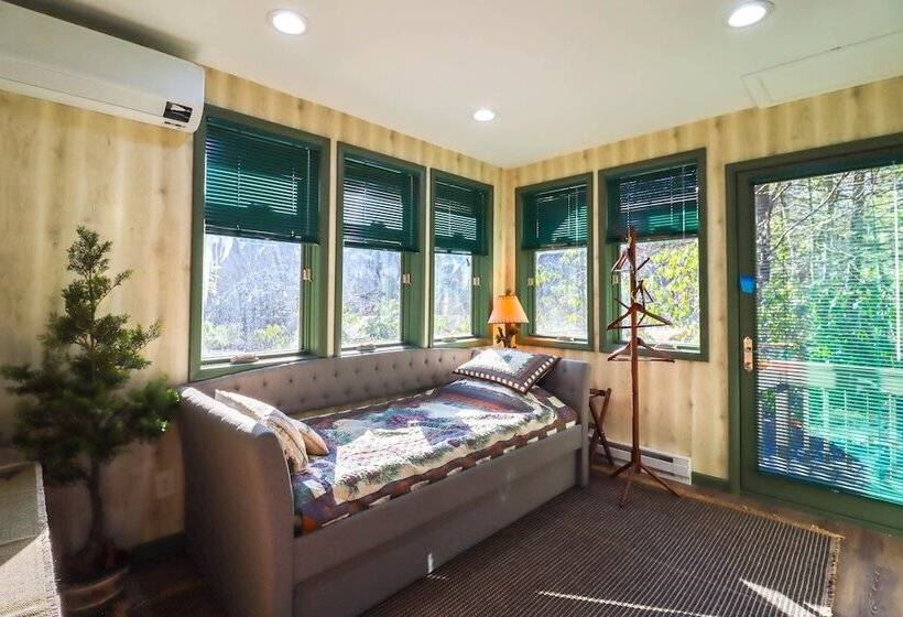 Creekside Tannersville Cabin: 2 Acres & Hot Tub!