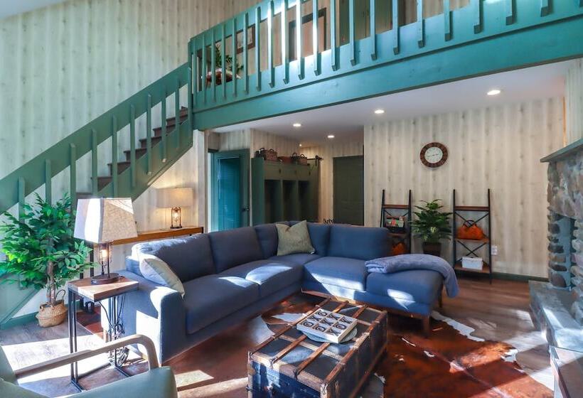 Creekside Tannersville Cabin: 2 Acres & Hot Tub!