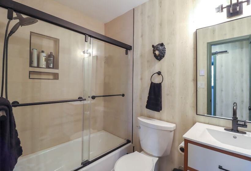 Creekside Tannersville Cabin: 2 Acres & Hot Tub!