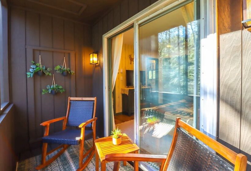 Creekside Tannersville Cabin: 2 Acres & Hot Tub!