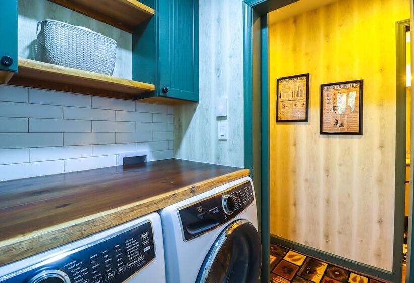 Creekside Tannersville Cabin: 2 Acres & Hot Tub!